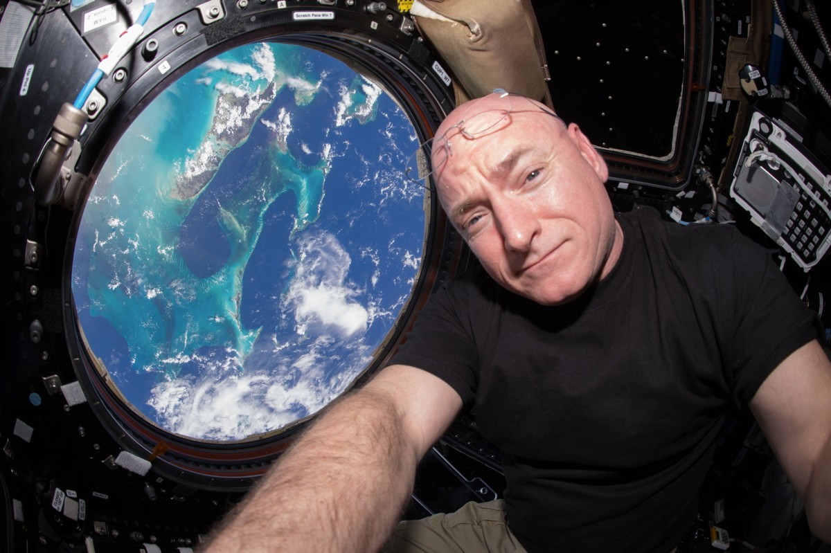 Former NASA astronaut Scott Kelly giving back Russian spaceflight medal