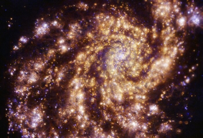 Newborn stars set 'grand design' spiral galaxy aglow in stunning new photo