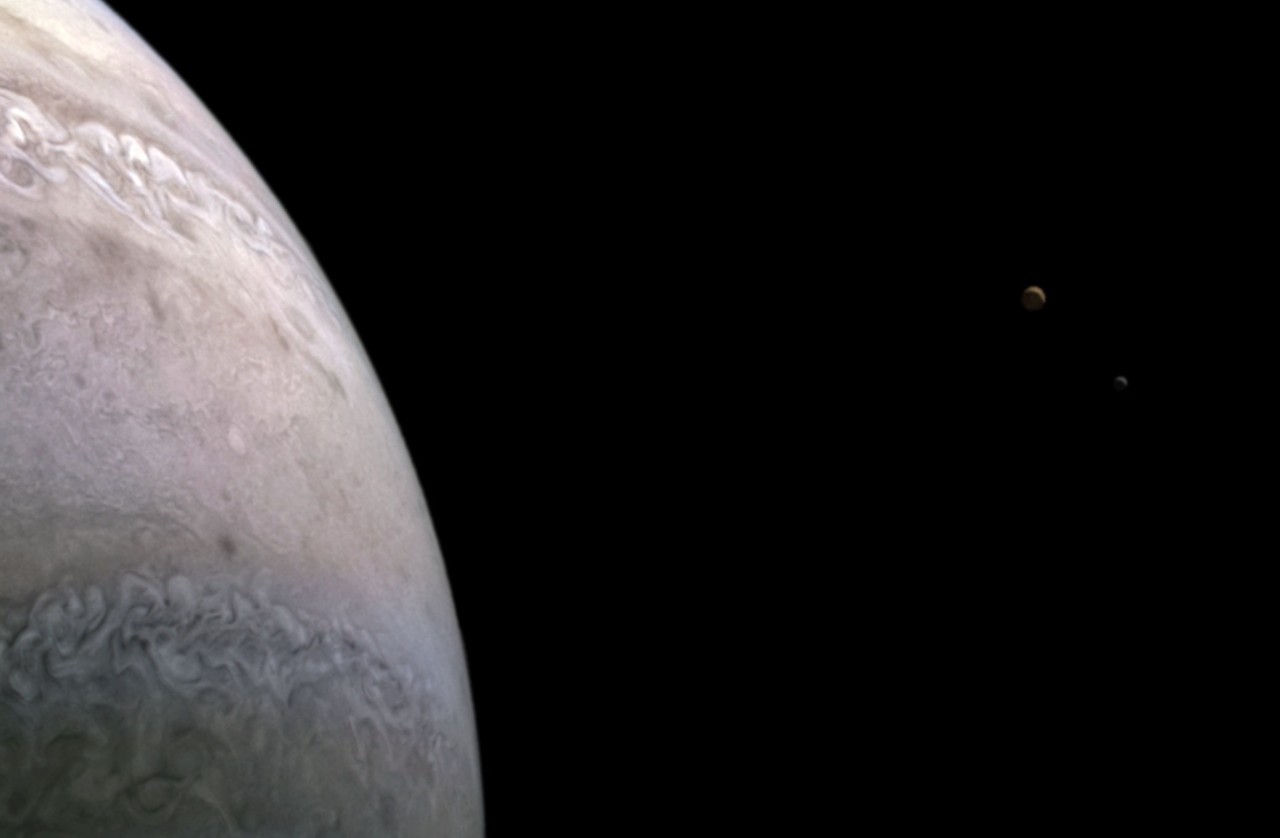 NASA spacecraft snaps gorgeous new photo of Jupiter's moons Io and Europa