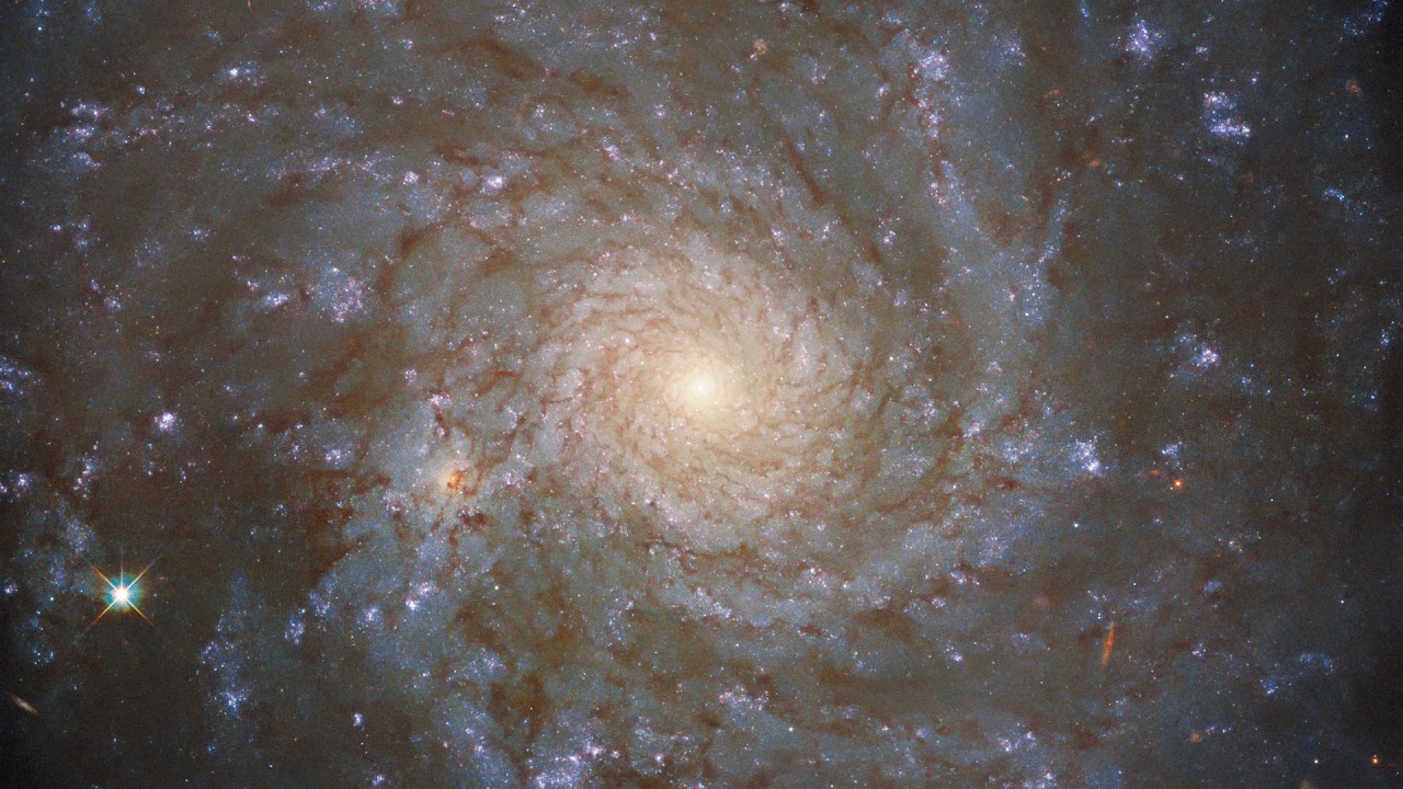 Hubble telescope spies striking spiral galaxy that's part of a huge cosmic structure