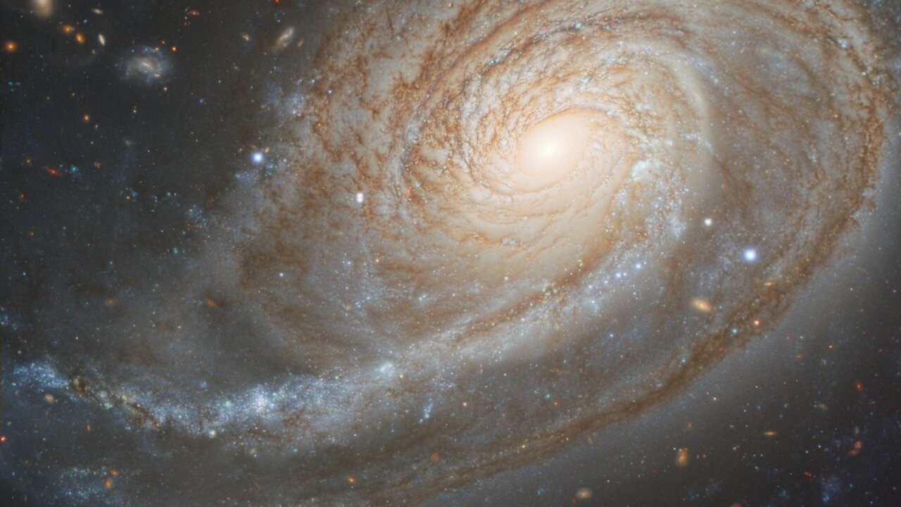 This lopsided galaxy has one seriously pumped-up arm (photo)