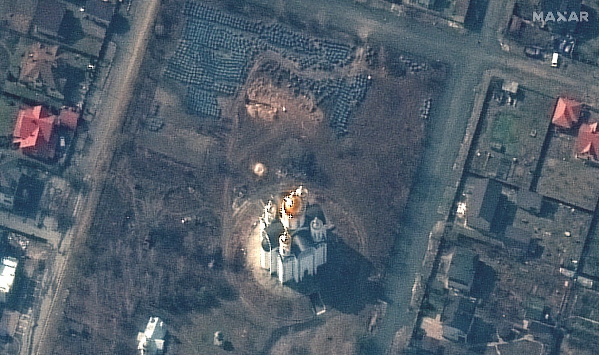 Mass grave in Ukraine seen from space (satellite photos)