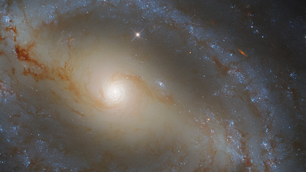 Serpens galaxy slithers through new Hubble photo