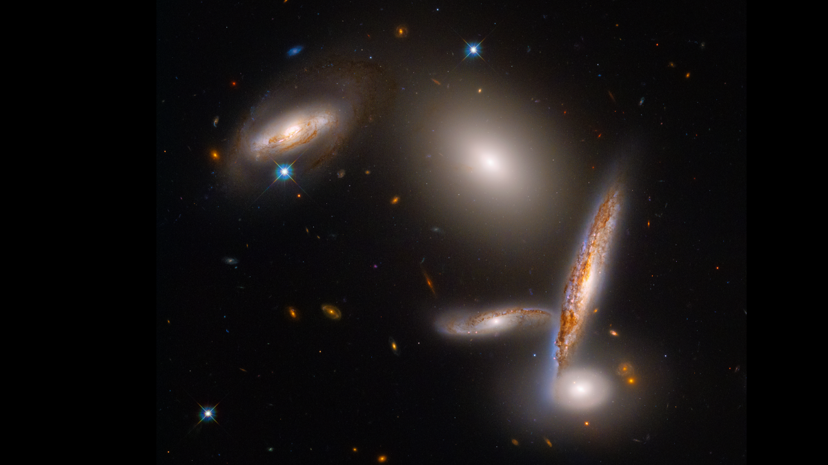 Hubble Space Telescope celebrates 32nd anniversary with gorgeous gravitational 'dance' photo