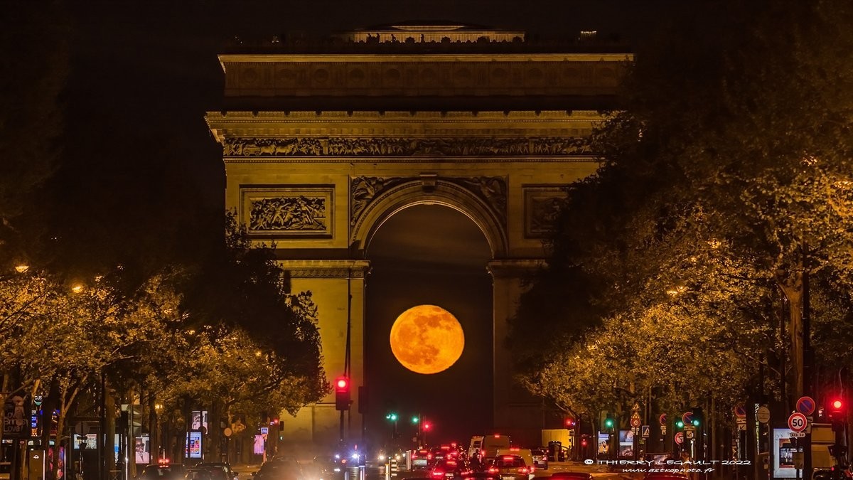 Full moon looms under icon of Paris in incredible photo