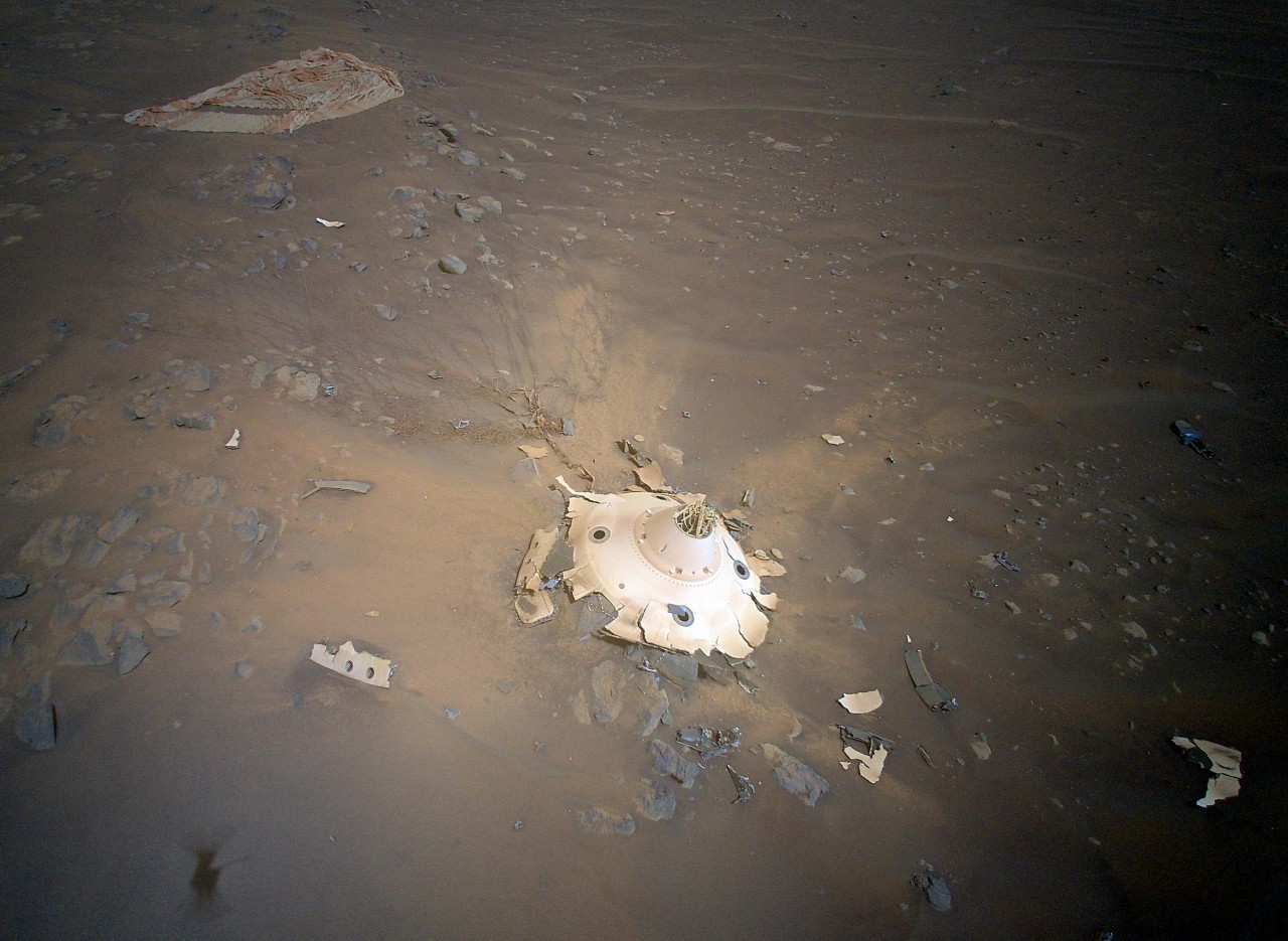 Ingenuity Mars helicopter snaps amazing photos of Perseverance rover's landing gear (video)