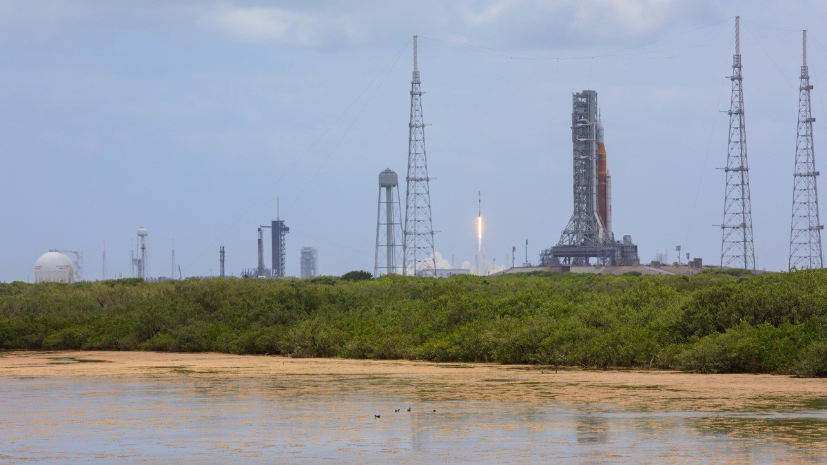 SpaceX Falcon 9 rises above two other rockets in amazing launch photo