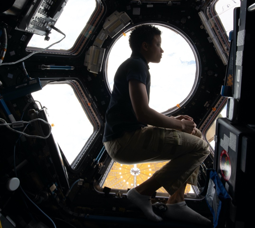 NASA astronaut floats on the space station with Earth in the background (photo)