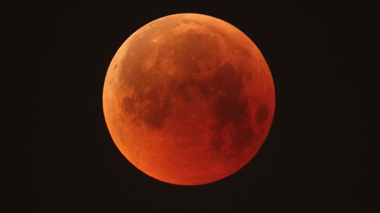 The Super Flower Blood Moon lunar eclipse of 2022 occurs tonight! Here's what to expect.