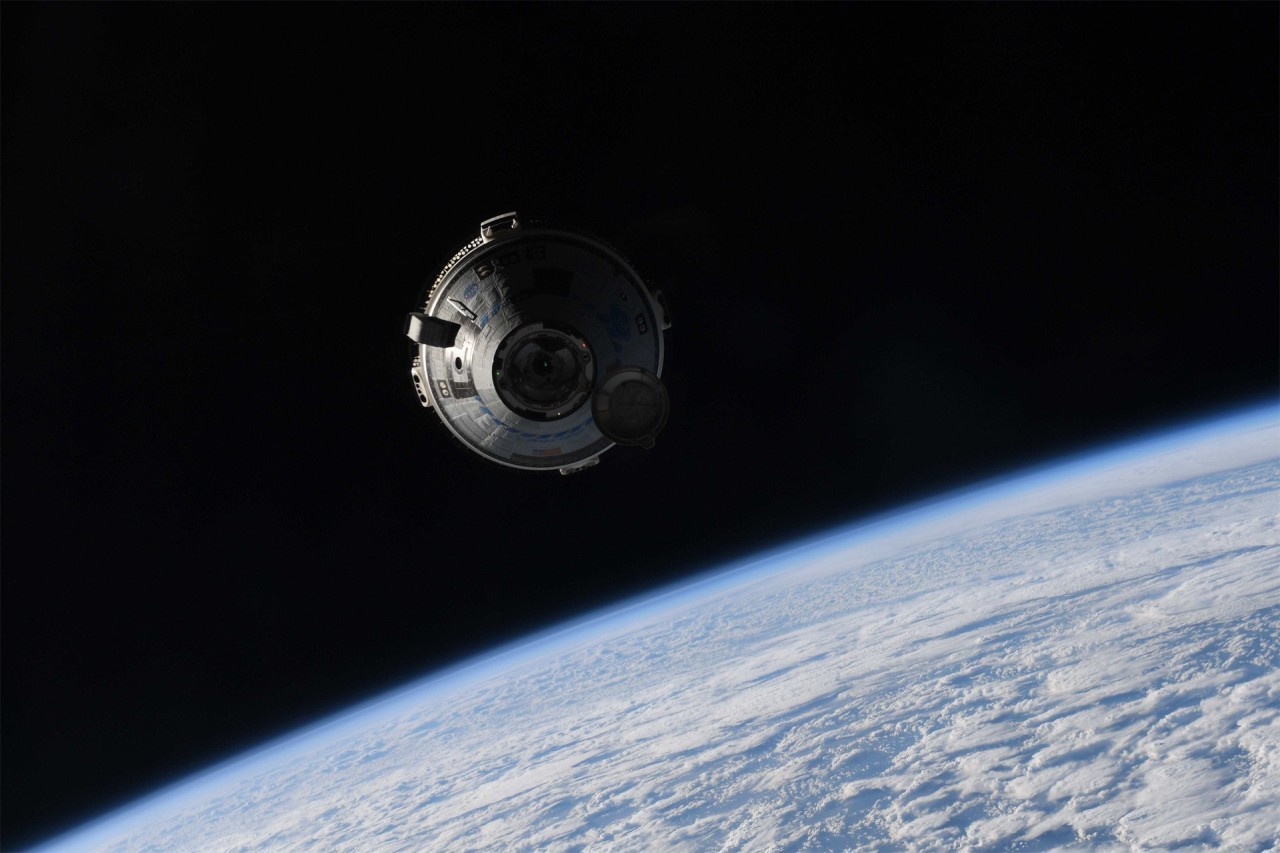 Boeing's 1st Starliner to visit space station looks spectacular in these astronaut photos