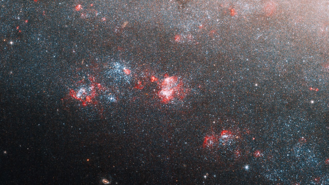 Hubble telescope looks deep into the Needle's Eye in this dwarf spiral galaxy photo