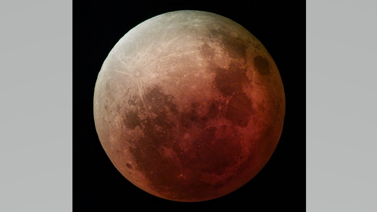 Super Flower Blood Moon lunar eclipse glows eerie red in new photo