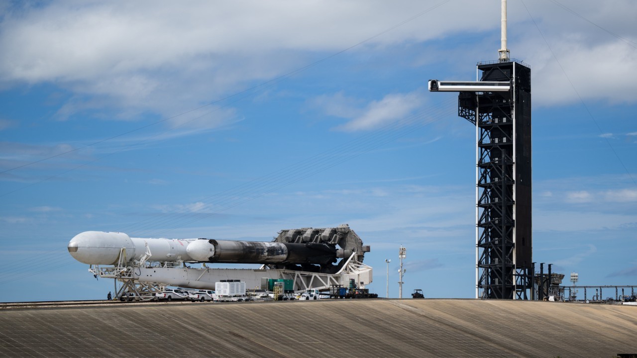 SpaceX rolls out Falcon Heavy rocket for Psyche asteroid mission launch (photos)