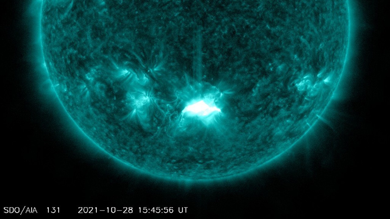 Sun fires off major solar flare from Earth-facing sunspot