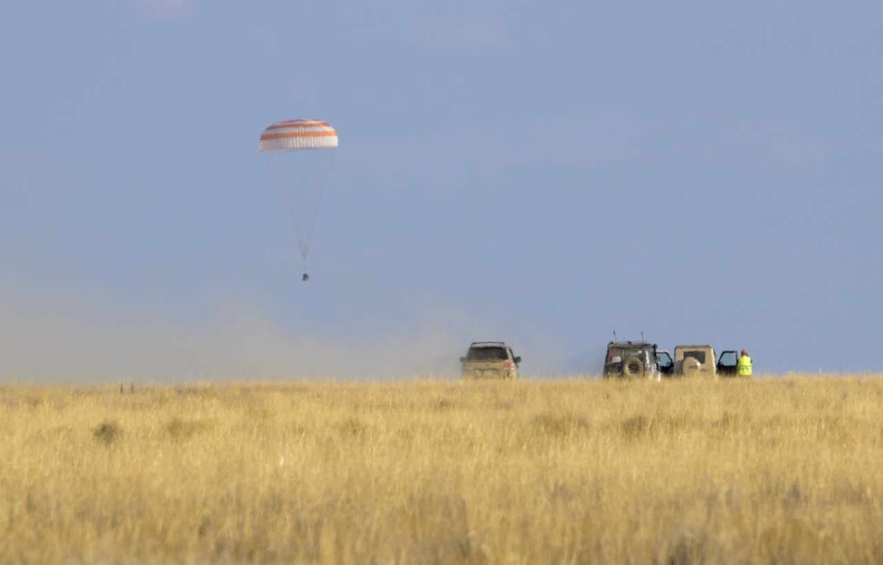 Record-setting NASA astronaut lands with Russian crewmates after 1 year on space station