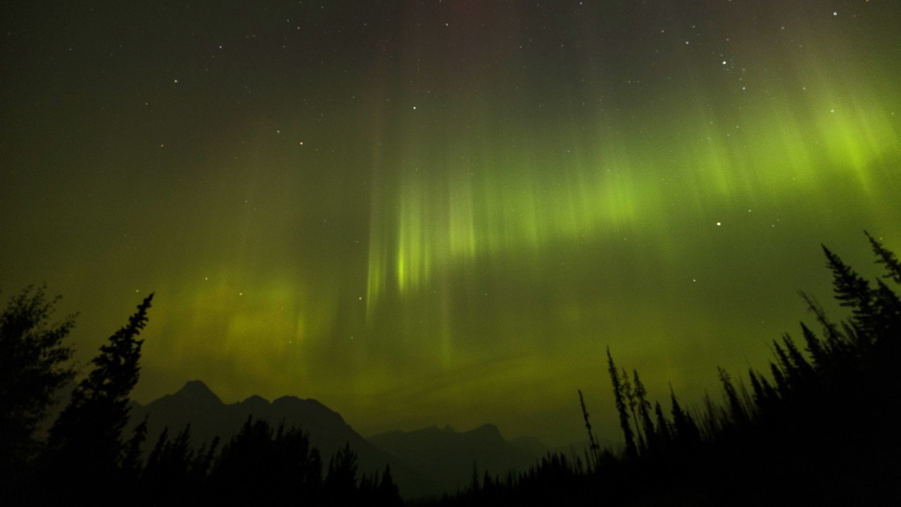 Stream of solar wind brings stunning aurora to north American skies