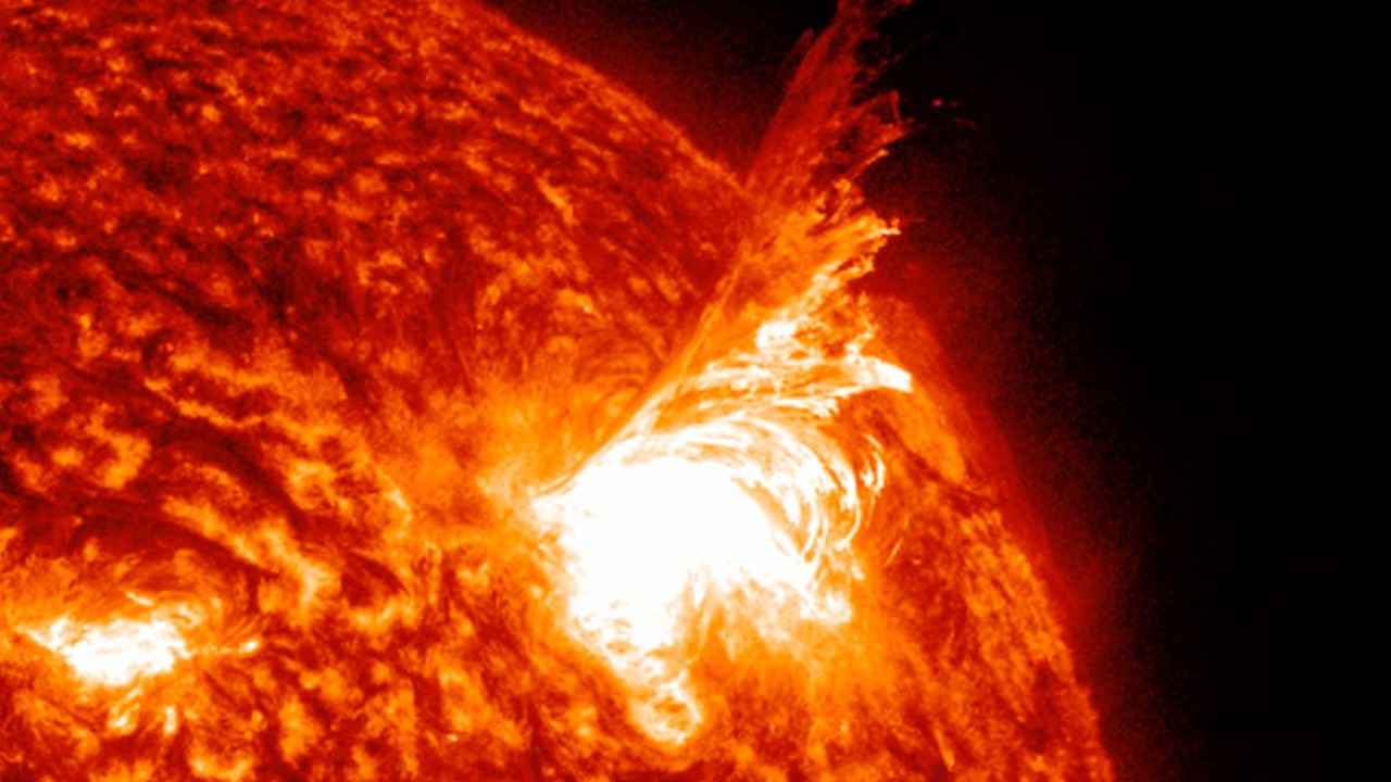 Sun unleashes giant plasma plume and reels it back in apparent 'failed eruption' (video)