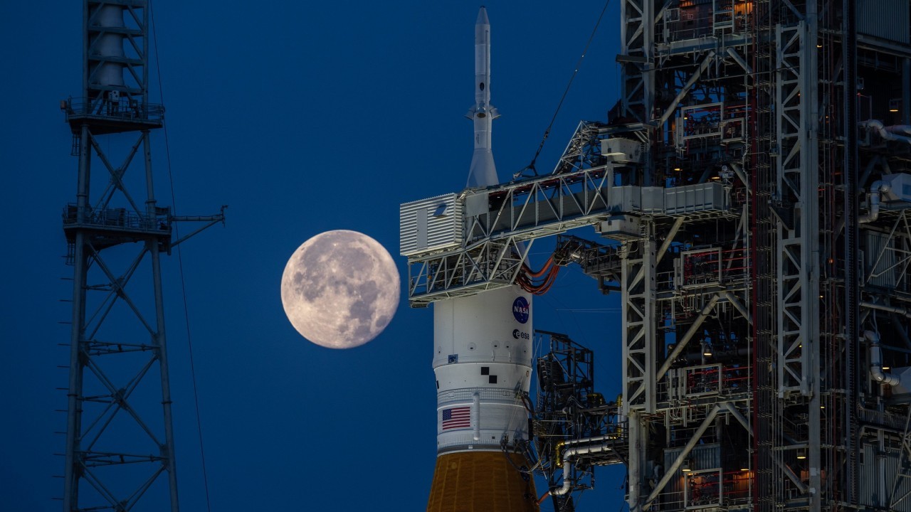 'Strawberry Supermoon' sparkles behind NASA's Artemis 1 moon rocket (photos)