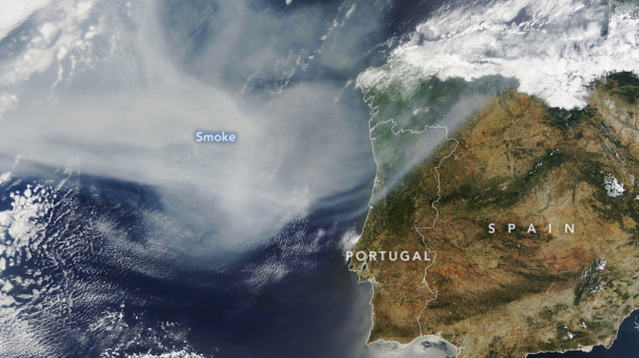 Smoke from Canadian wildfires chokes US midwest, reaches Europe (satellite photos)