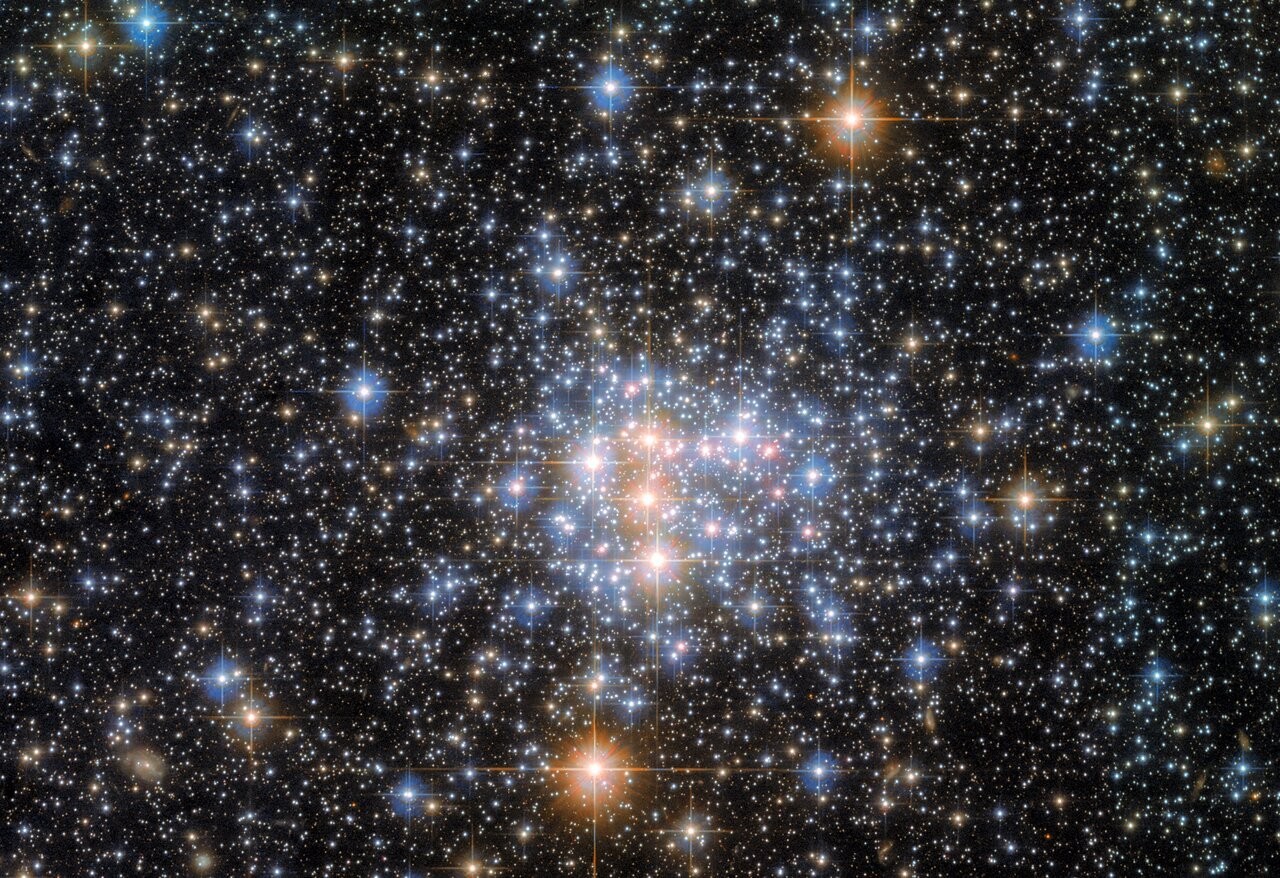 Hubble Space Telescope reveals a stunning star cluster (photo)