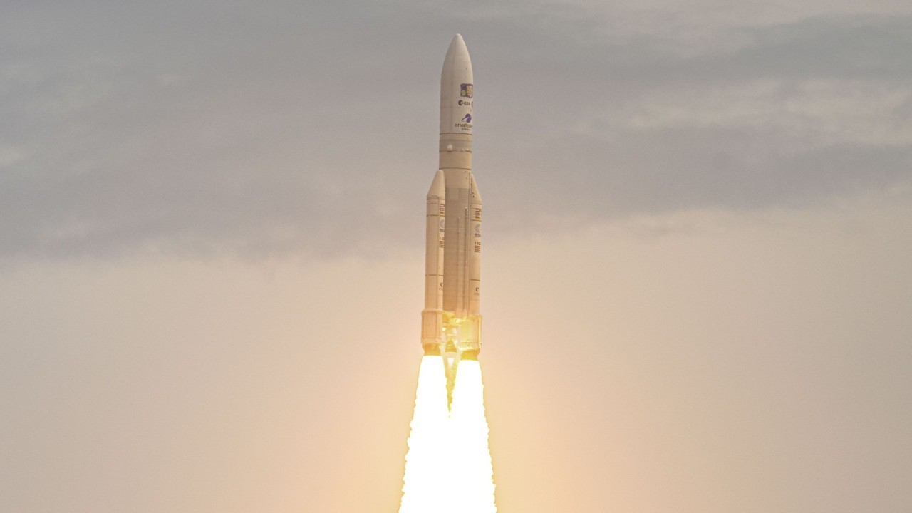 Relive the launch of Europe's JUICE mission to Jupiter in these stunning photos