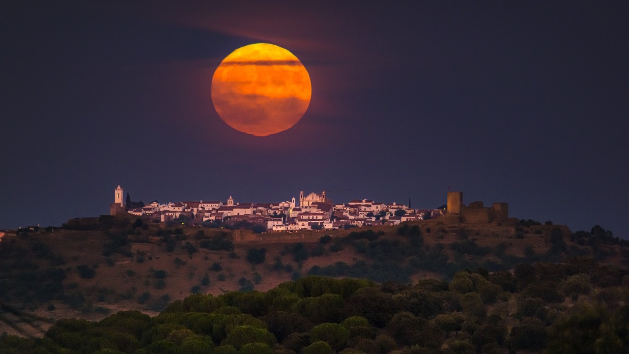 See the Super 'Blue' Moon of 2023 rise over a castle in this epic photo and time-lapse video