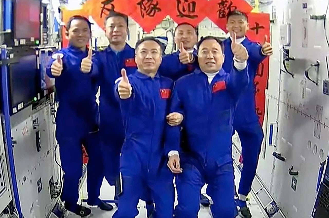 New record! 17 people are in Earth orbit right now