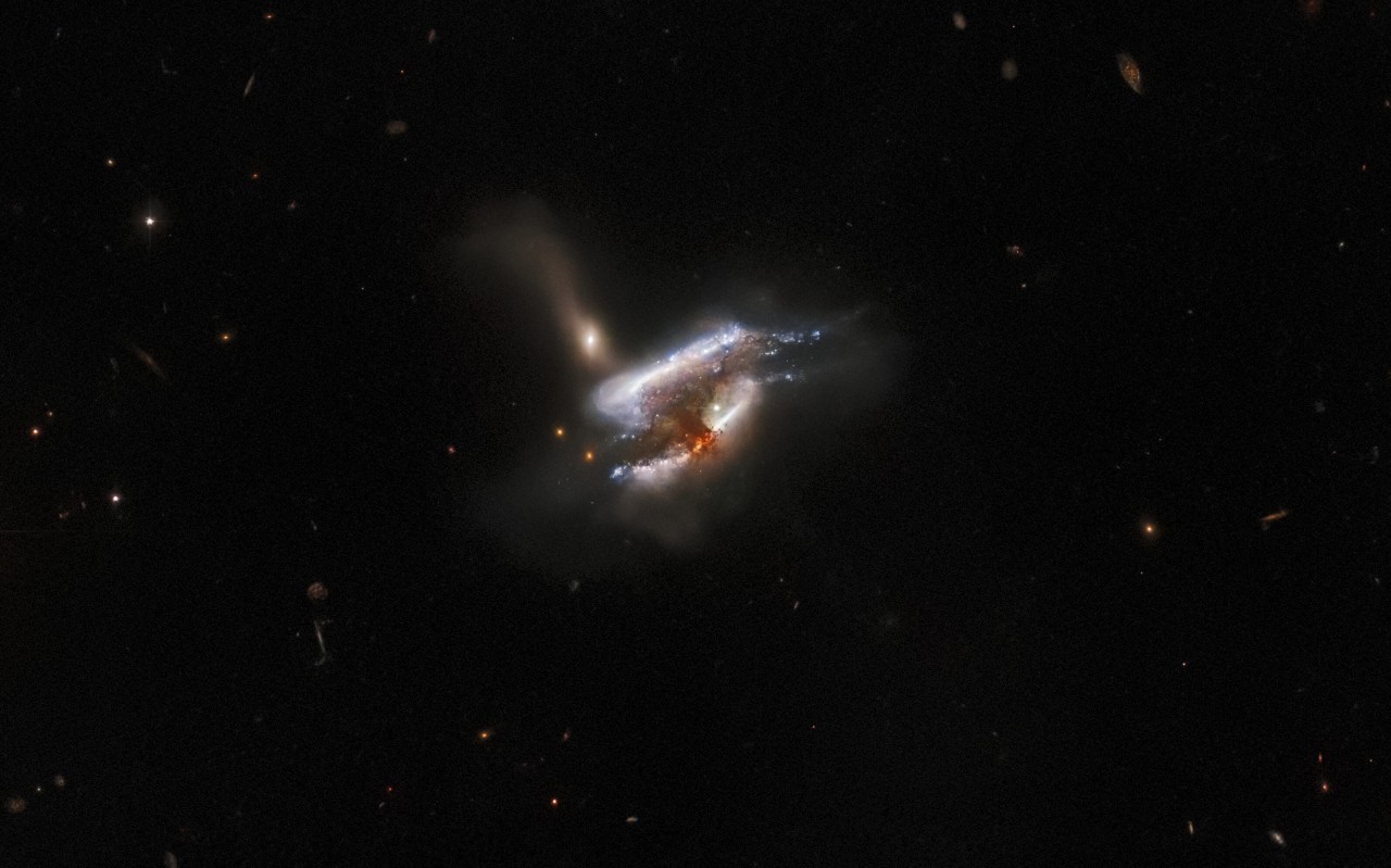 Three galaxies are tearing each other apart in stunning new Hubble telescope image