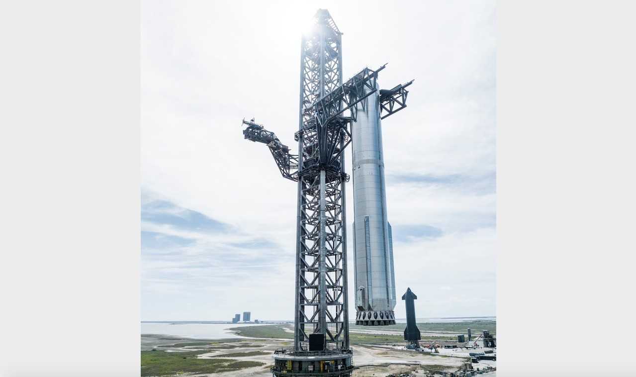 SpaceX Lifts 33-engine Starship Super Heavy Booster Onto Launch Pad ...