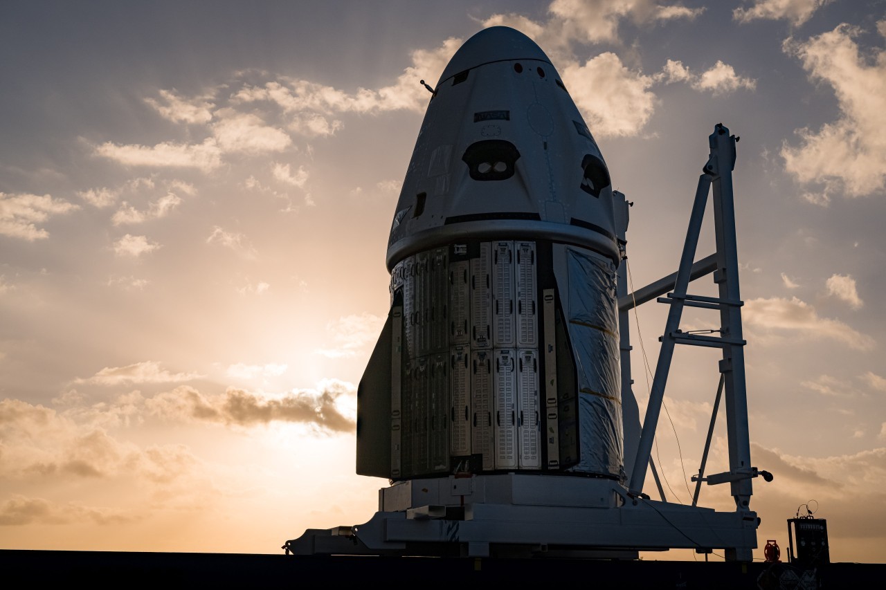 SpaceX Dragon capsule arrives at launch site for Feb. 26 astronaut liftoff (photos)