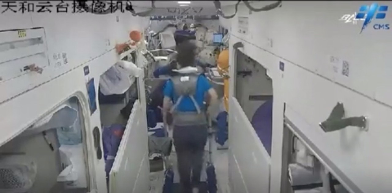 Astronauts get physical and mental workouts on Chinese space station (video)