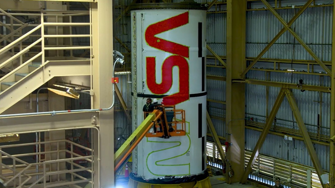 NASA 'worm' logo crawls onto Artemis 2 moon rockets (video)