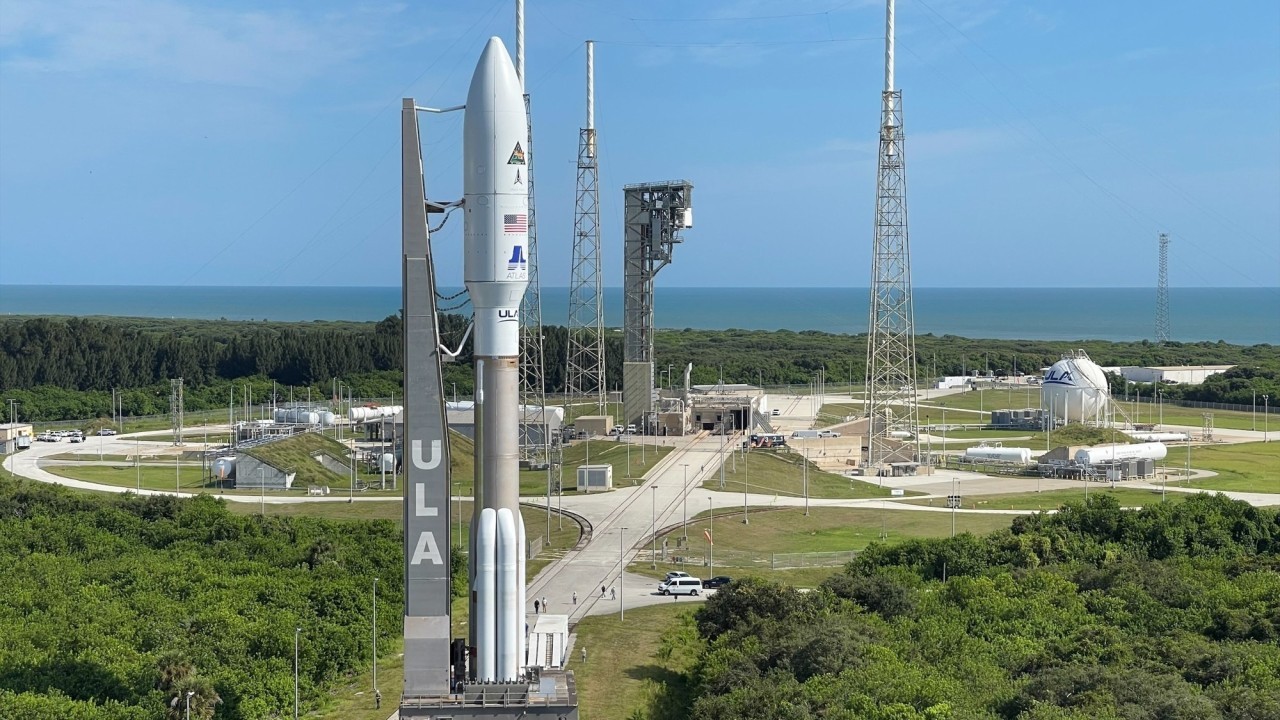 Atlas V rocket rolled to pad for 2nd time for 'Silent Barker' spysat launch (photos)