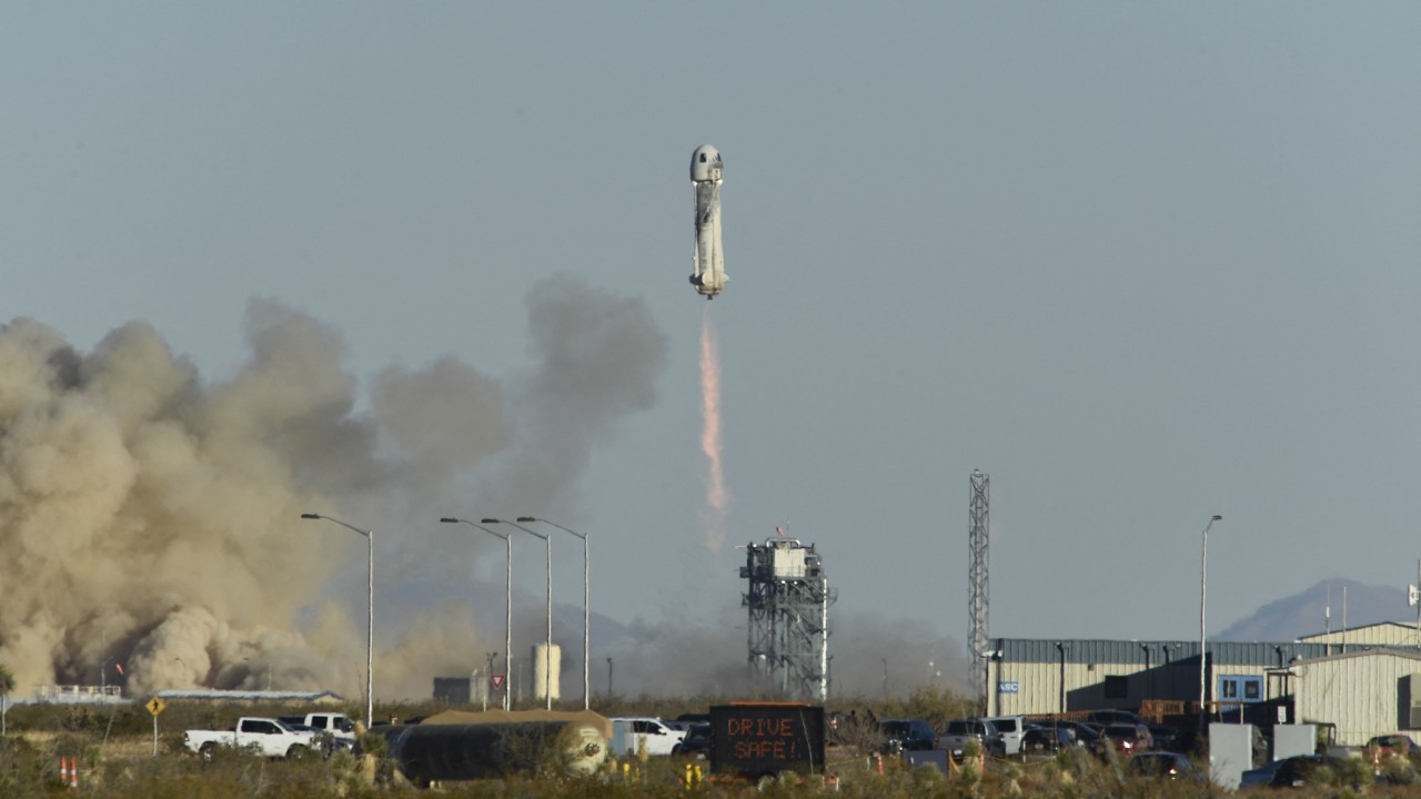 Blue Origin launches Michael Strahan and crew of 5 on record-setting suborbital spaceflight