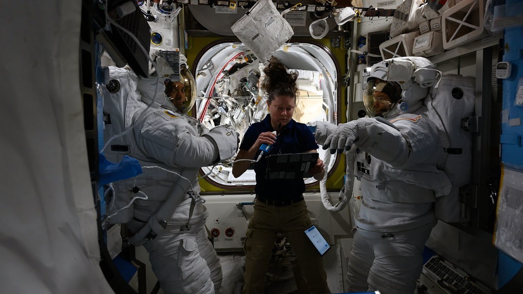 Watch NASA astronauts collect microbe samples during ISS spacewalk today (livestream video)