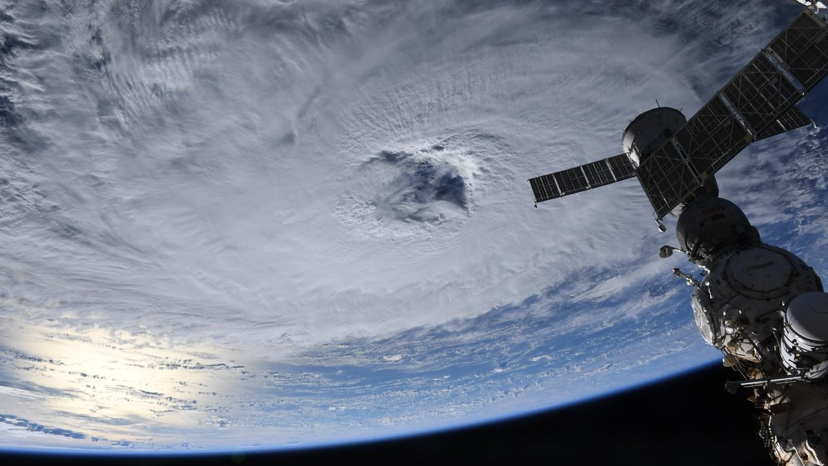 Astronauts on ISS gaze into the eye of Hurricane Nigel (photos)