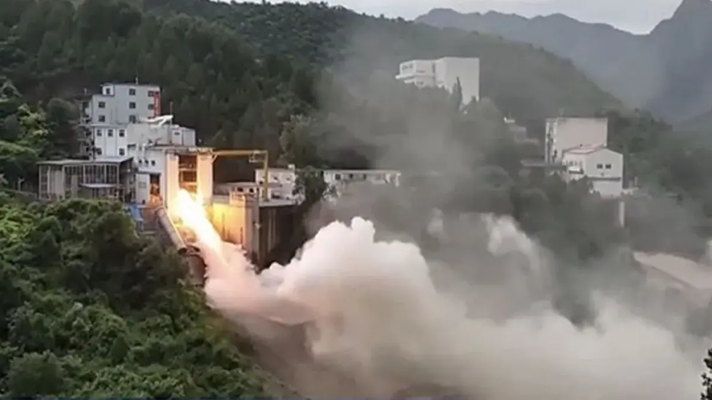 Watch China test fire new engine for its planned crewed moon rocket (video)