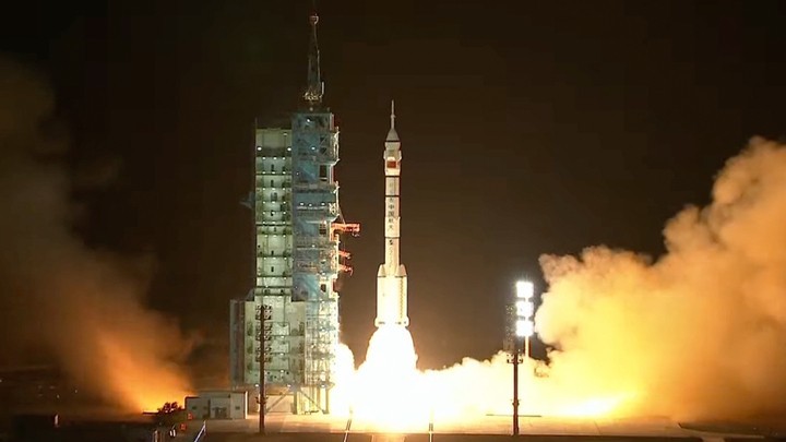 China launches 3 astronauts to Tiangong space station on Shenzhou 19 mission (video)