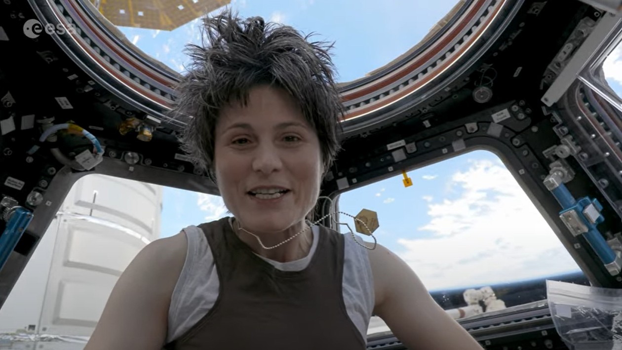 Astronaut's Battlestar Galactica Starbuck cosplay in space thrills sci-fi convention fans (video)