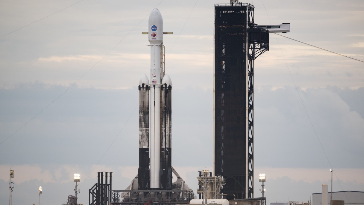 SpaceX Falcon Heavy rocket poised to launch Psyche metal asteroid mission (photos)