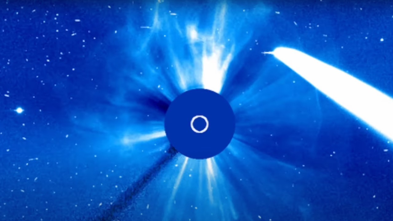 Comet Tsuchinshan-ATLAS photobombs SOHO spacecraft during powerful solar flare (video)