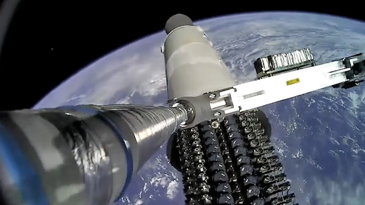 Watch SpaceX deploy its 1st V2 mini Starlink internet satellites in orbit in this stunning video