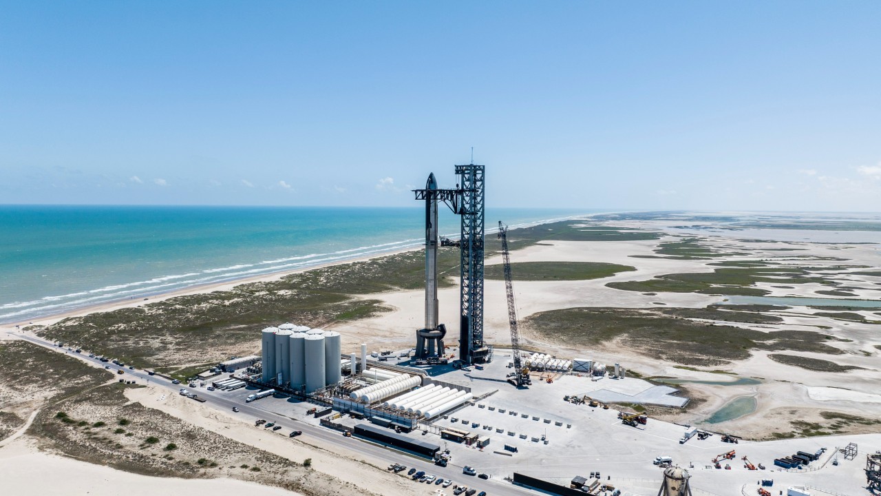 SpaceX stacks giant Starship rocket ahead of 2nd test flight (photos)