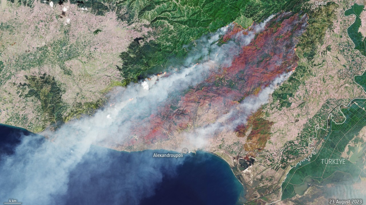 Satellite imagery captures wildfires breaking across Greece (photo)