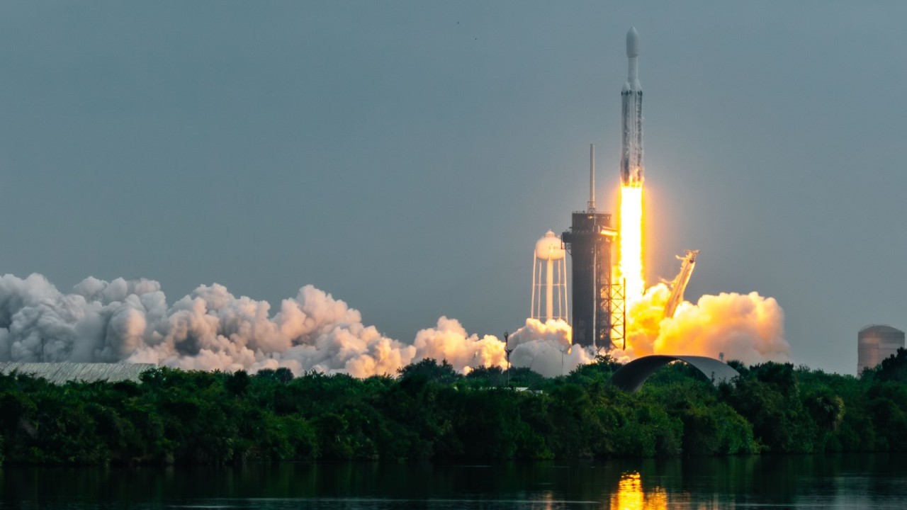 SpaceX Falcon Heavy rocket launches NASA's Psyche probe to bizarre metal asteroid (video)