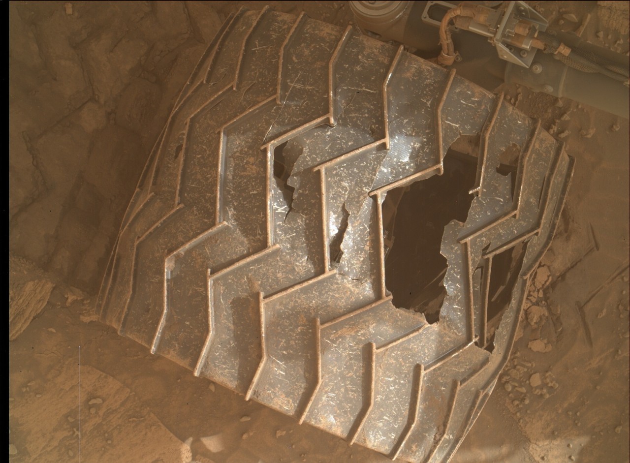 Rugged Mars has taken big bites out of the Curiosity rover's wheels (photos)