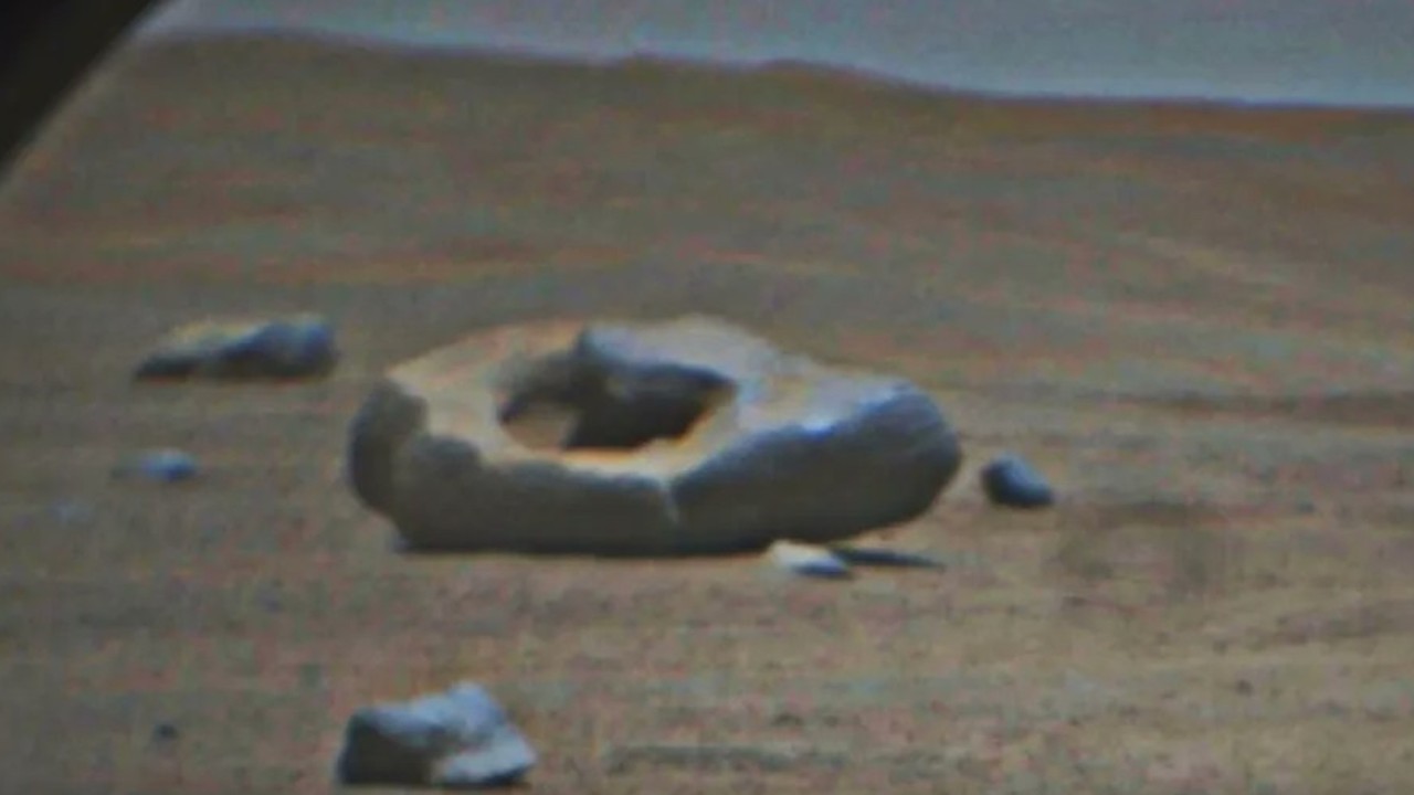 Mars donut! Perseverance rover spots holey Red Planet rock (photo)