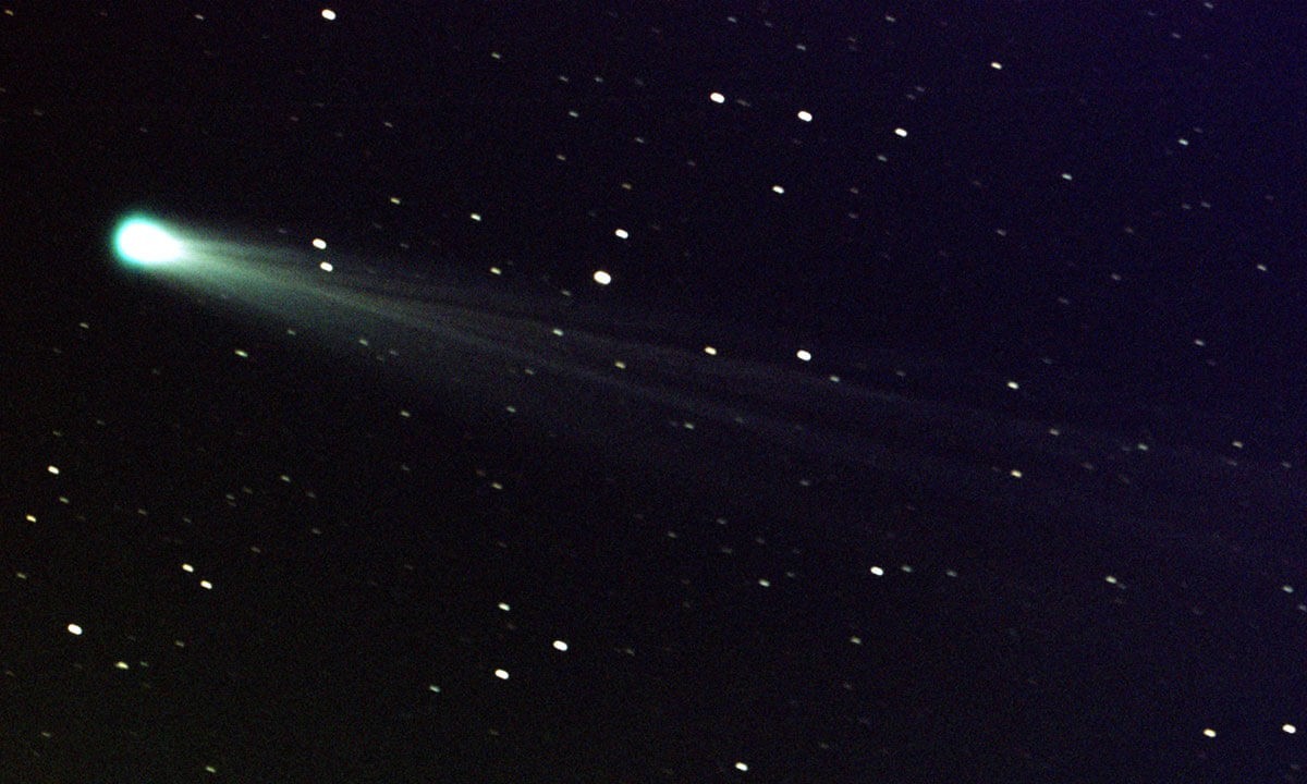 Comets' heads may be green, but never their tails, study finds