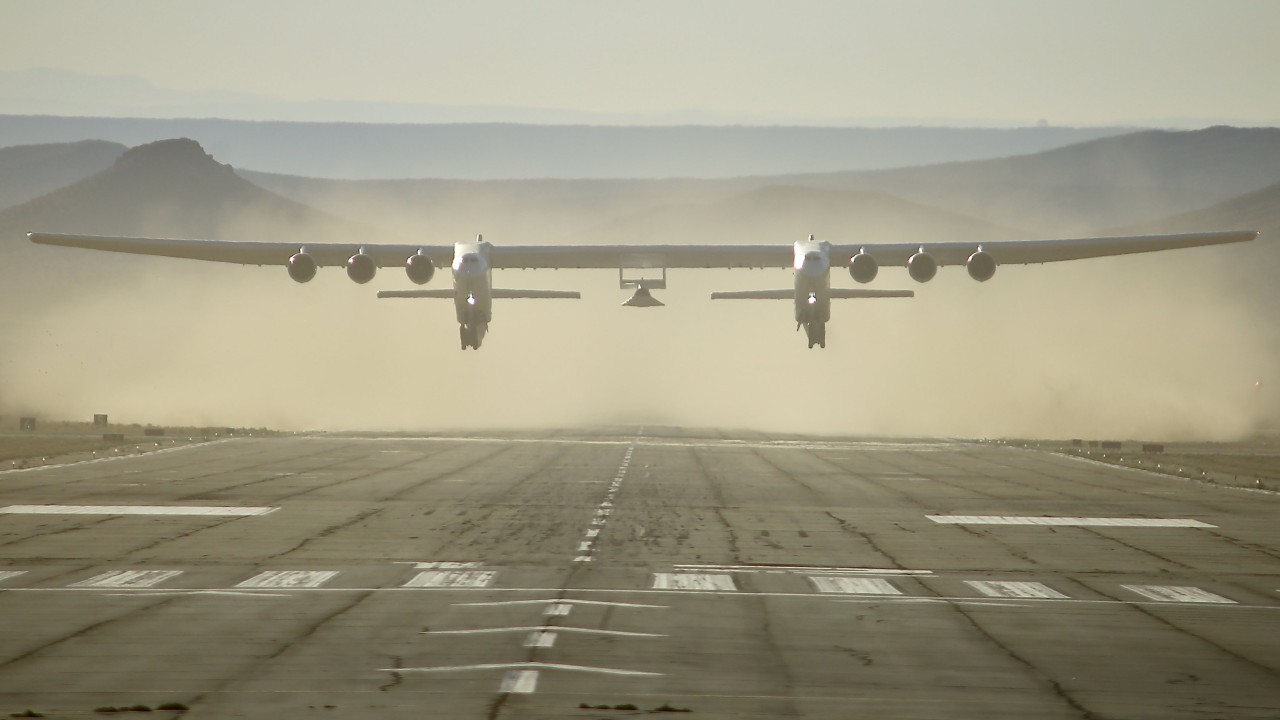 Stratolaunch's Roc, the world's largest plane, aces 1st flight carrying hypersonic prototype