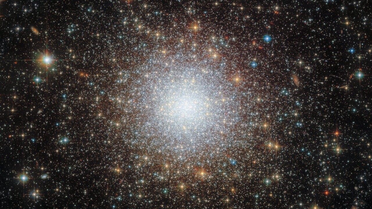 Hubble Telescope sees a bright 'snowball' of stars in the Milky Way's neighbor (image)